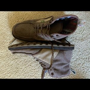 Used Sanuk high cut winter boot. US 11.